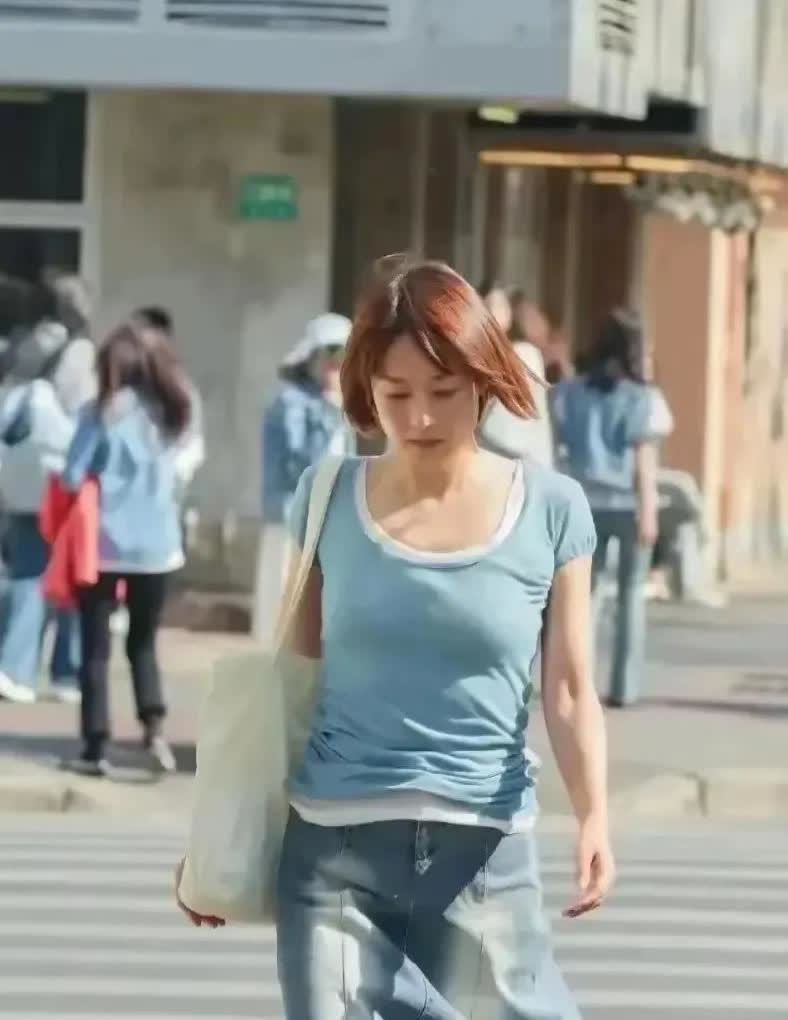 不过耳耳，哪有那养眼？卸了妆，一般妇女无异。这是马伊琍吧？太一般了。