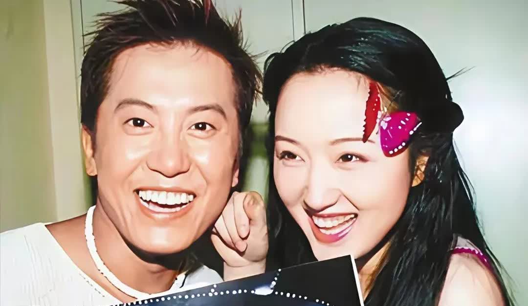 50+的杨钰莹一露面直接美疯！皮肤细腻、笑容清甜，零医美痕迹堪称冻龄仙子！情路坎