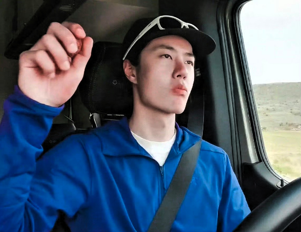 王一博的粉丝咋想的，还在这宣传呢！

近日，王一博开车盘核桃的新闻上了热搜，粉丝