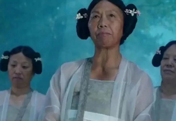 在筹拍《西游降魔篇》时，周星驰对龙套演员进行面试时，一个大妈突然走了进来，周星驰