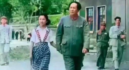 1968年，毛主席发现李讷深受敬重，士兵甚至向她敬礼。



这段意外的发现，源