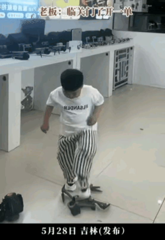 惯子如杀子，吉林一商场无人机专卖柜台，有个小孩子在无人机展卖柜台不知道什么原因伸