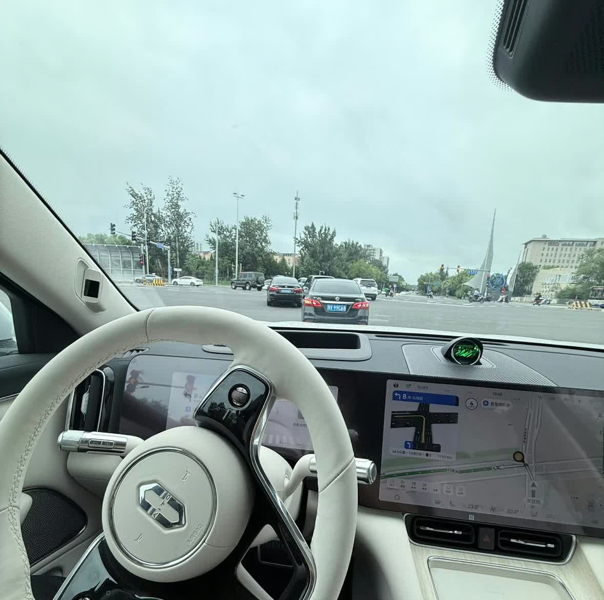 深蓝，领克 900 都被开走去上牌了
今天开刚上牌的问界 M8
早晚高峰，其