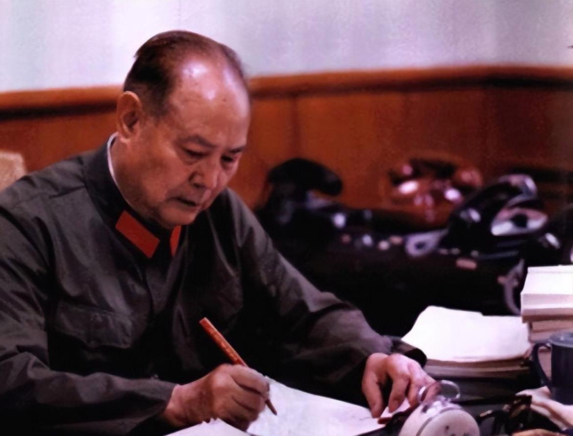 叶剑英元帅身穿65式军服批阅文件，叶帅在大是大非的问题面前，总能做到审时度势，也