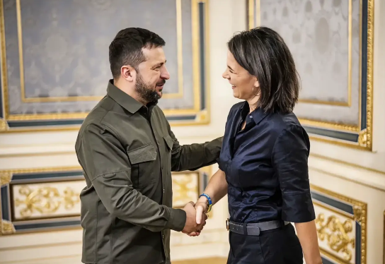 突发消息！针对泽连斯基与特朗普发生争执、美国准备暂停对乌克兰的所有援助，德国外长