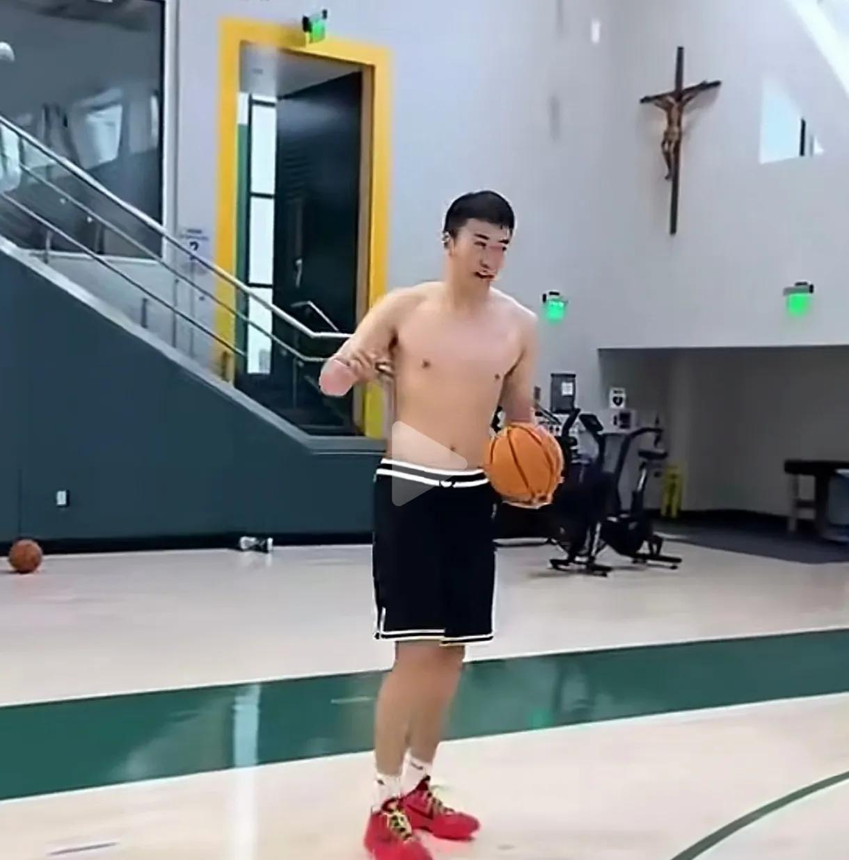 王俊杰，在美国训练照片曝光，并非是肌肉男
据了解，这是王俊杰在美国训练的照片，图