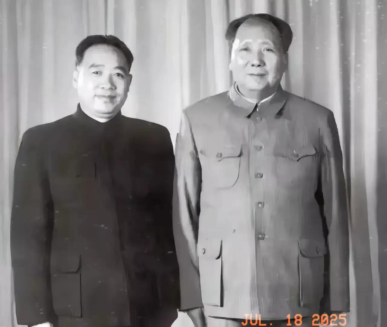 珍贵的一张照片。
70年代的老照片，毛主席和他的爱将在一起，留下的一张珍贵的合影
