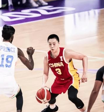 中国男篮球员胡明轩谈球队对阵约旦的比赛，他表示：这场比赛我们还是要坚持我们的风格
