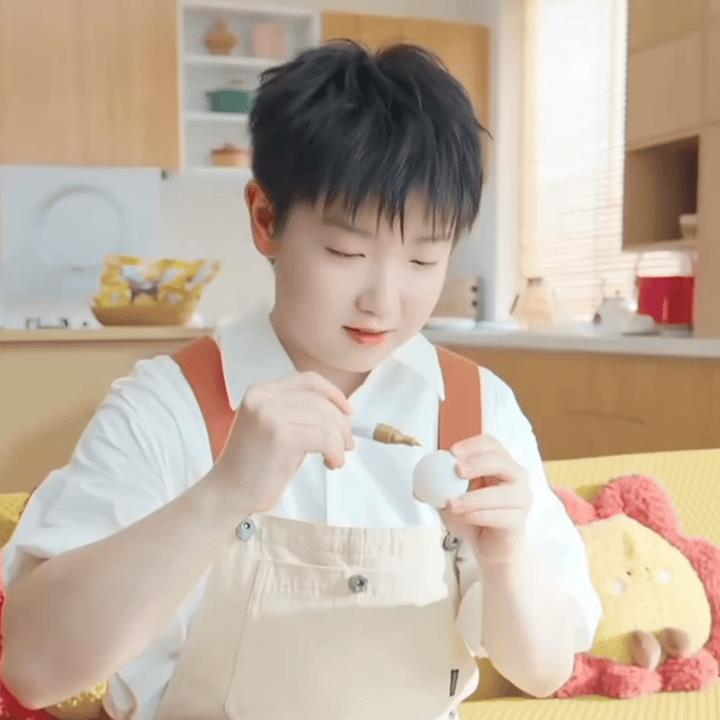 孙颖莎在乒乓球上签名，莎莎这个造型好明媚啊，颜值太高了。