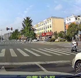 想知道交警怎么判？
网友近日上传了一段视频，黑衣男子肆无忌惮闯红灯，撞上了横向行
