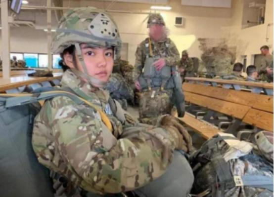 “在美国当兵真是太爽了。” 2019年，一名背叛祖国加入美军的中国女子发文怂恿国