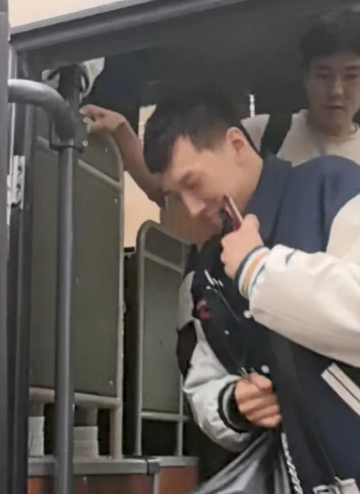 广东队回到俱乐部，放下行李就去训练！
今天下午5时15分，广东队从广州白云机场回
