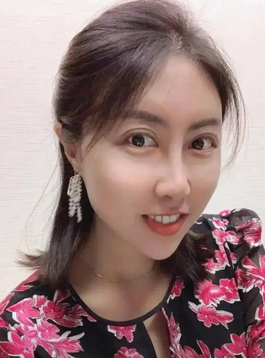 贾浅浅博士有5个好。

1；工作单位好：西北大学副教授。

2；大学文凭好：西北