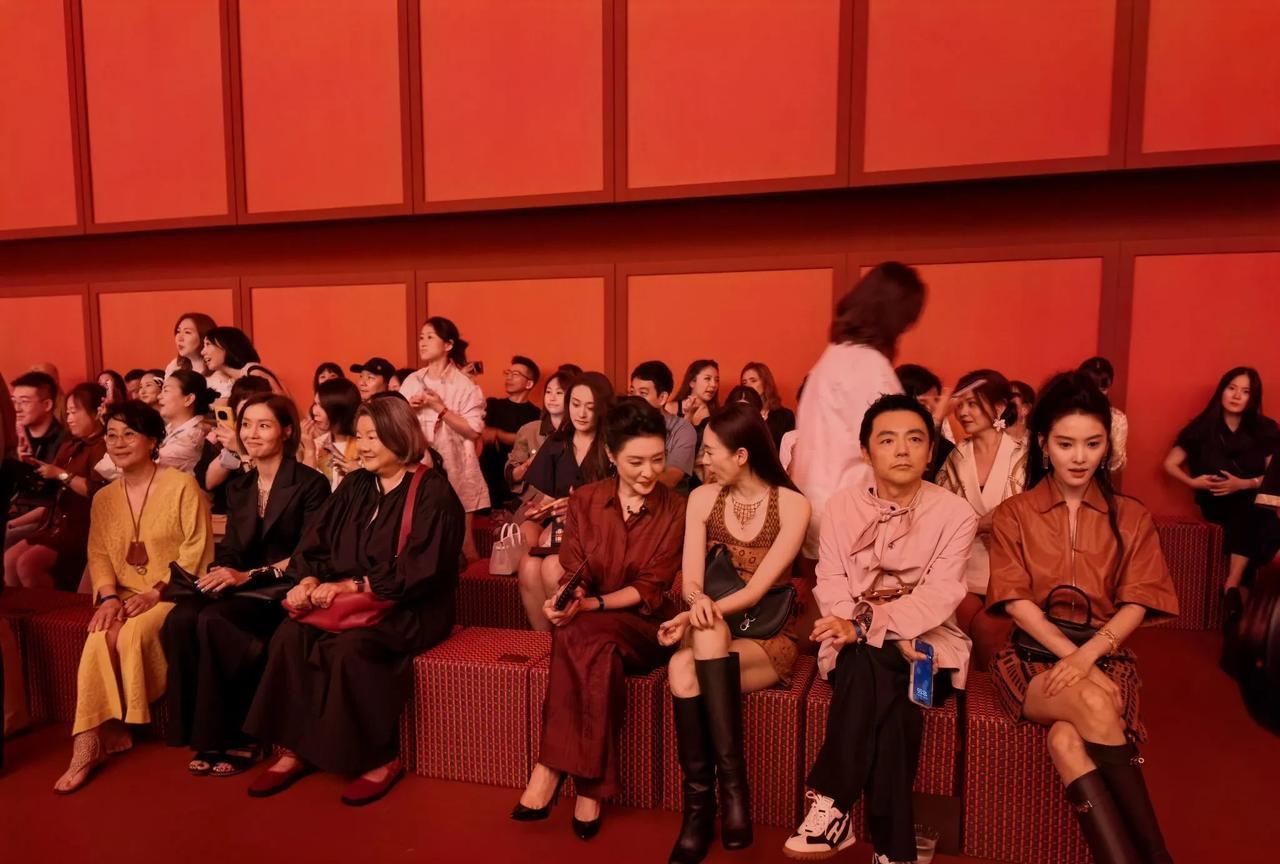 爱马仕大秀现场，你都可以认出哪位明星？第一眼必须给洪晃老师，平时逛北京市场的她，
