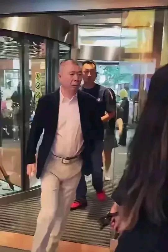 67岁了居然还能这么的帅！真羡慕67岁的冯小刚导演的身材这么好，修长挺拔的身材，