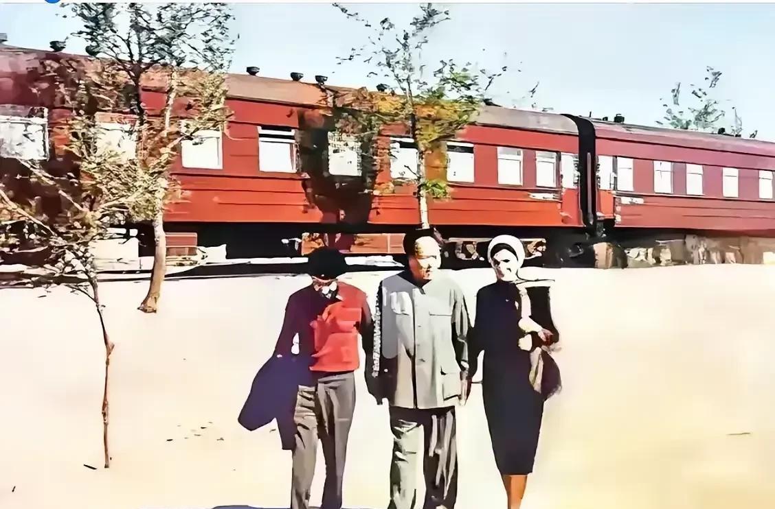 这个以红皮列车为背景的照片啊， 主人公好像在国外， 因为中国六七十年代没见过红色