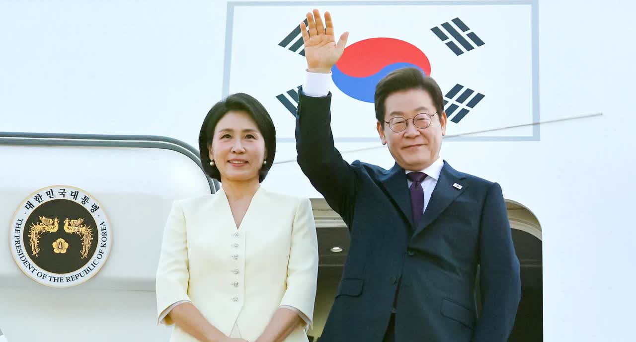 韩国总统李在明和金惠景女士从韩国出发，抵达日本