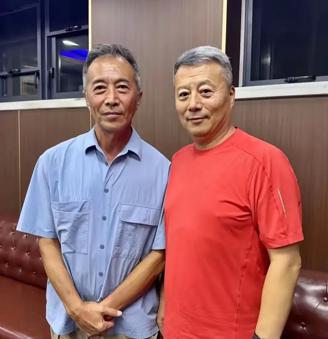 郑晓宁我认识，旁边红色应该的大叔又是谁