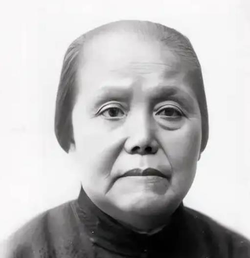1915年，孙中山向发妻卢慕贞正式提出离婚，48岁的卢慕贞也不哭不闹，只是信中回