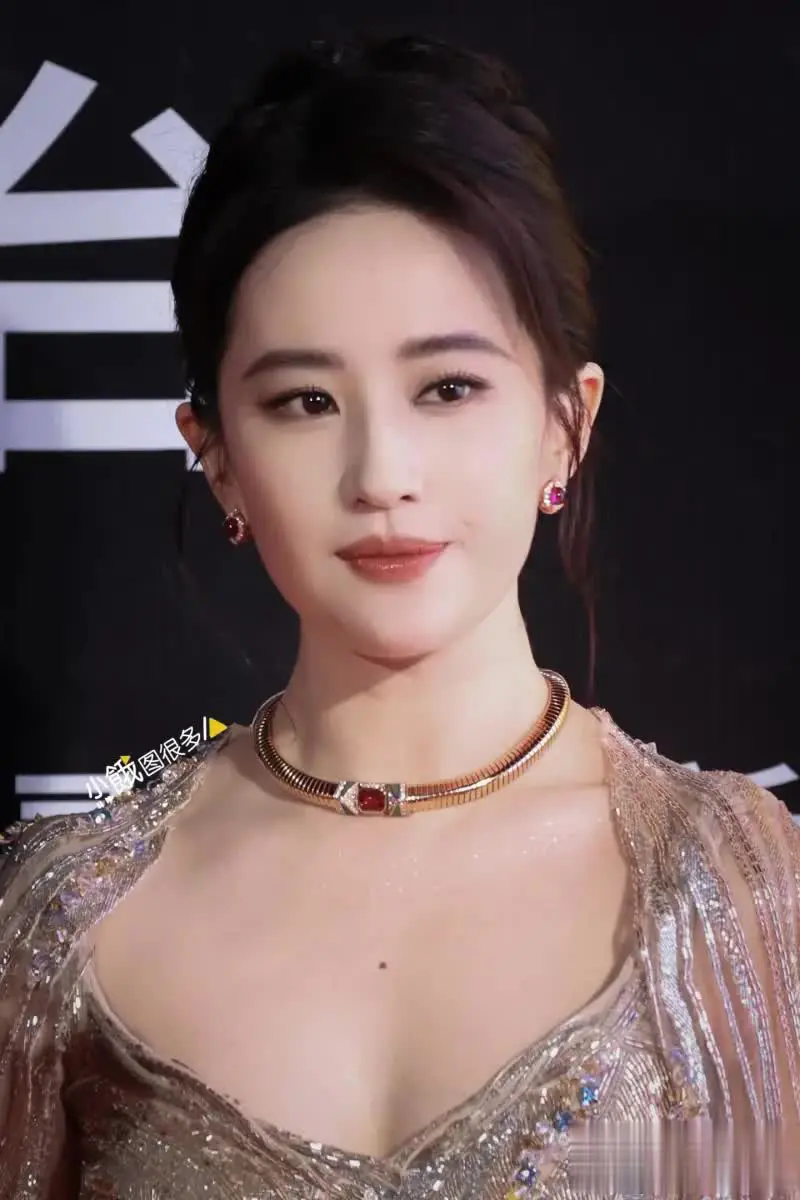 刘亦菲和李沁，谁好看？？





