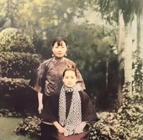 1926年的彩色合影，主人公是宋庆龄和宋美龄。