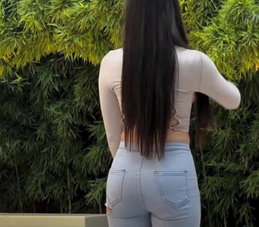 这妹子背影真带感，紧身牛仔裤完美展现身材～