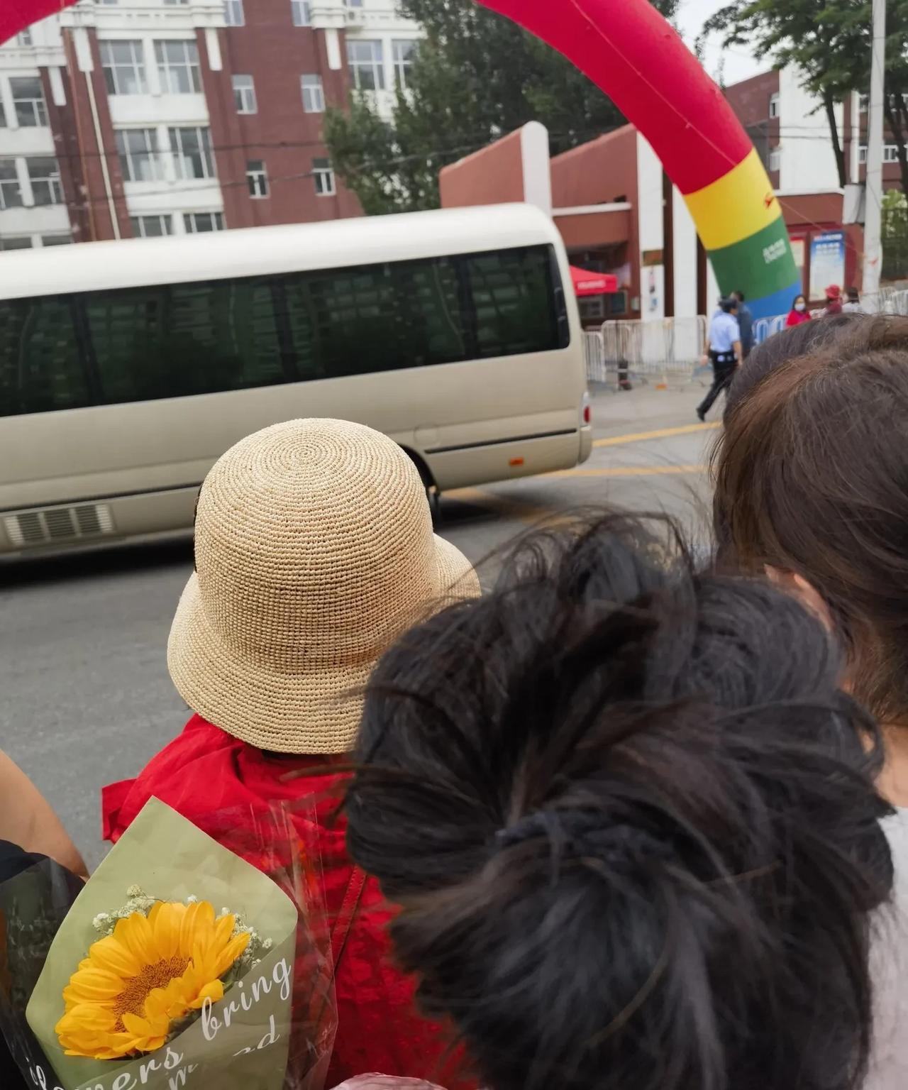 你见过这么不着急的孩子没？高考第一天的早上，看到一个考生慢悠悠的来了。要知道，这