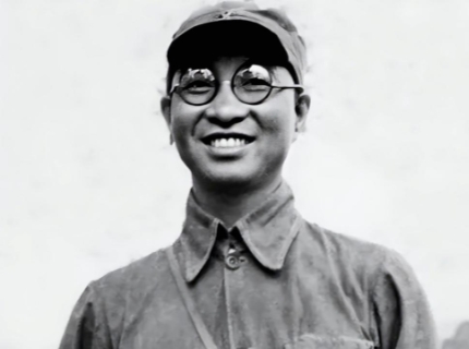 1953年，陈赓在哈尔滨筹建学校，开车外出办事时被交警拦下。只见那交警直接大摇大