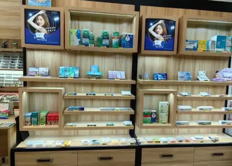 甘肃天水，执法人员发现一家眼镜店的货架上有9瓶隐形眼镜护理液，便以店老板无证经营