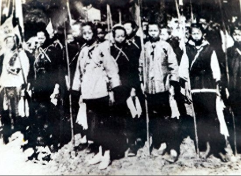 1928年，王月贞被带上刑场。行刑前，官兵问：“死之前，你还有什么愿望吗？她把头