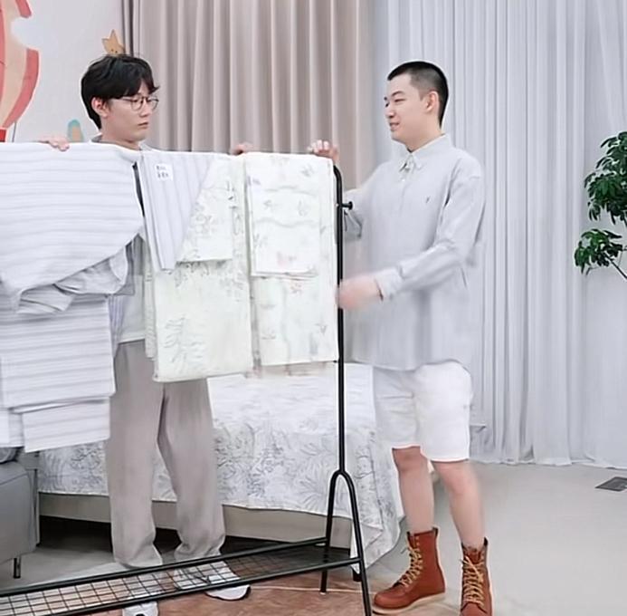 昨晚还被老板调侃不学好，怎么不向董董学习的鹏鹏[偷笑][偷笑][偷笑]今天来学习