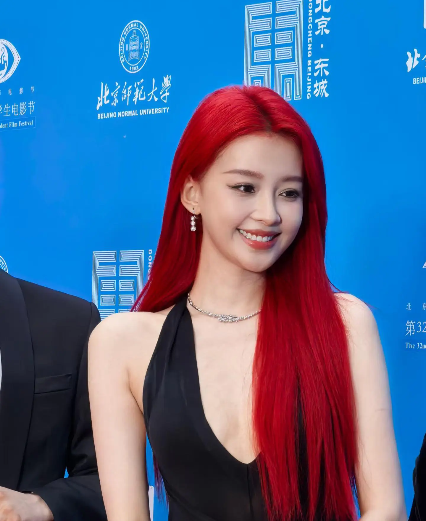 红发孙怡离开董子健后3个最大的变化：
1.不用再弯腰曲腿去迁就董子健的身高，以前