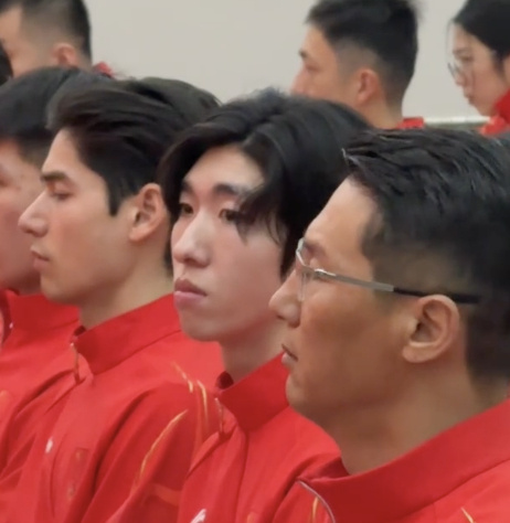 米兰冬奥会中国代表团成立动员大会上，认真听课的他也太帅了吧～ 距离 2026 年