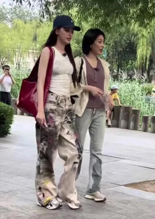 孙怡公园遛弯被认出。粉丝惊呼这身材管理太绝了。真人和照片几乎没差别。清纯感拉满。