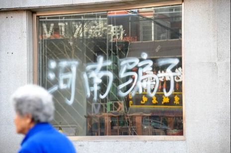 长期因为那点小恩小惠，忍受别人的气、委屈、威胁、贬低和道德绑架，真的太痛苦了。