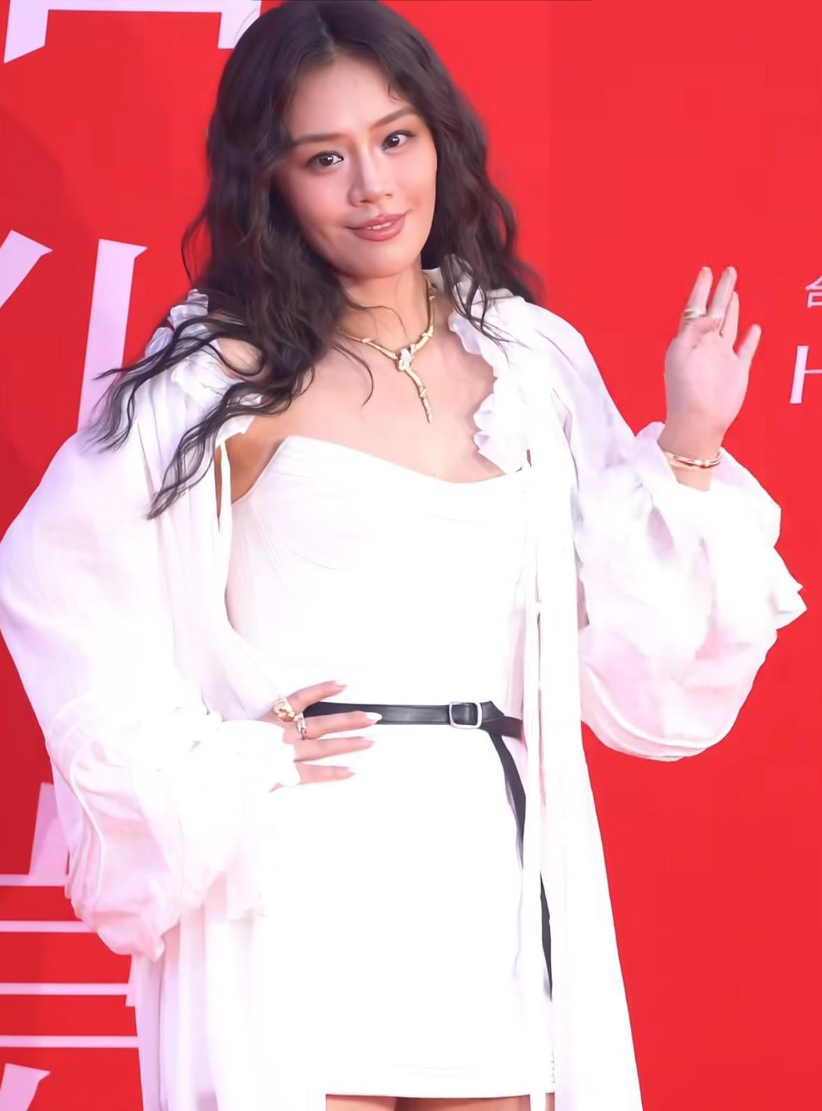 马思纯从160斤到明媚女神的逆袭太绝！
亮相活动，一身白色造型搭配卷发，状态回春