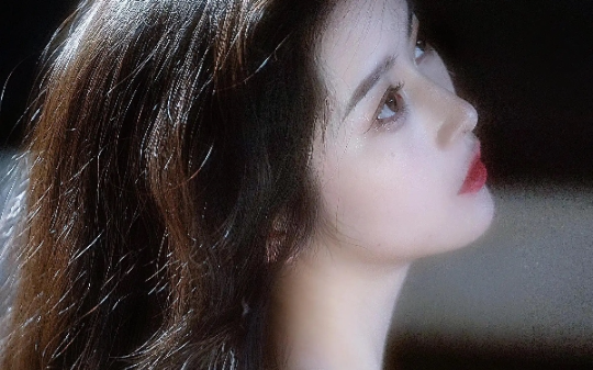 男友当众向小三求婚，我不吵不闹，转身给他死对头抛个媚眼