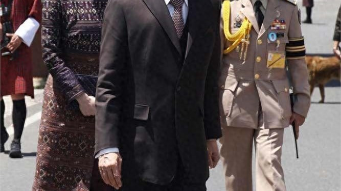 不丹王室欢迎泰王夫妇，4位姐妹花太后排排坐，三王母笑得最开心