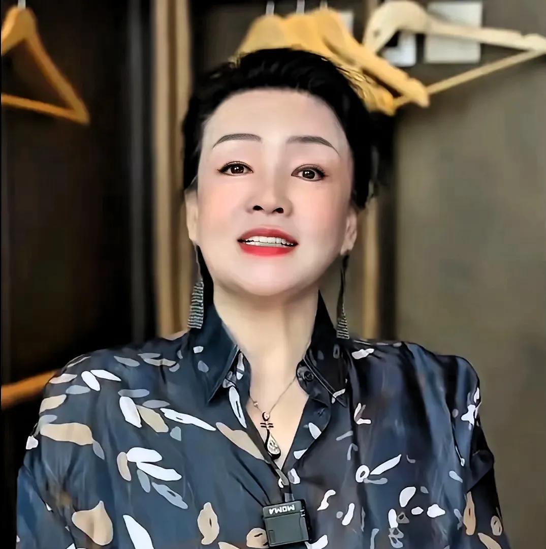 老梅连续发帖找女儿 张兰短视频回应别养白眼狼
最近网上有对母子闹得挺大。老梅早上