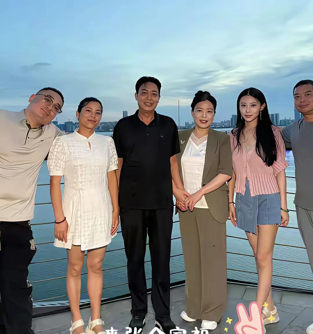 #记录我的2025#
 许妈在海南过生日时，四宝们给她带来的祝福。围绕在她身边，