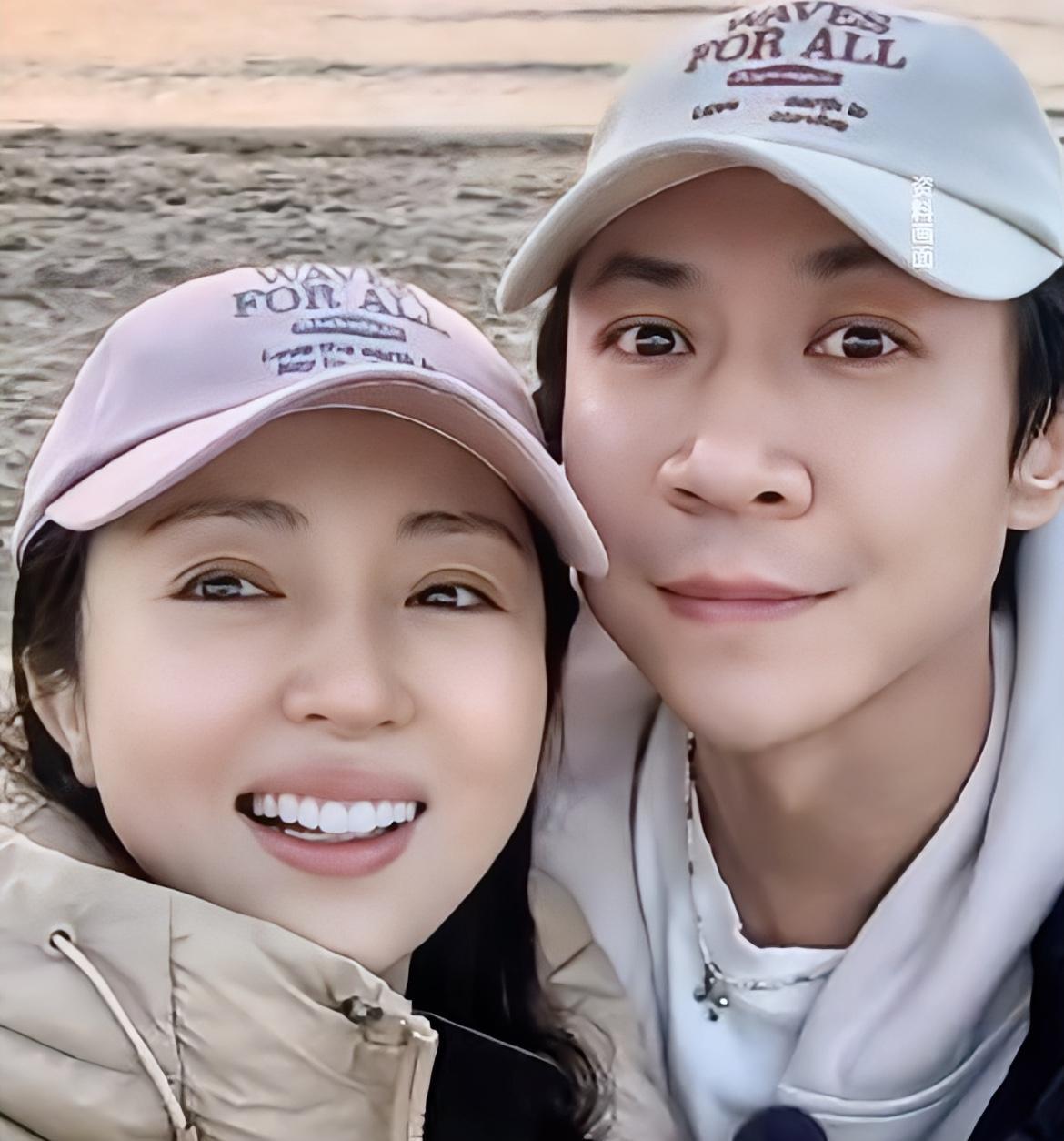 董璇再婚，
最尴尬的就是她的女儿小酒窝了。
现实中带着孩子再婚的不在少数，
但是