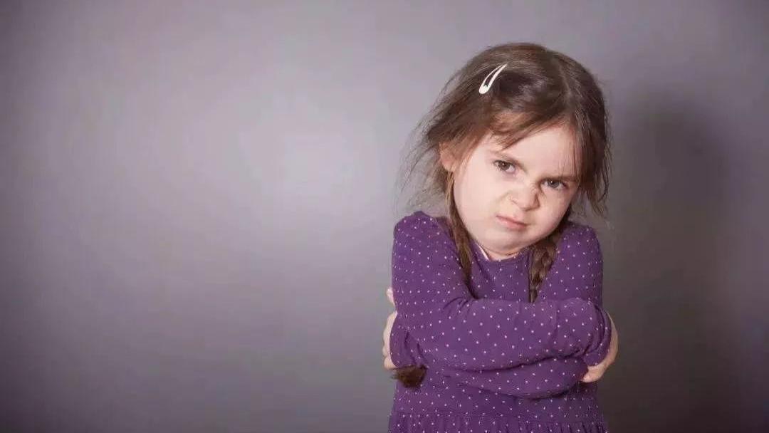 宝宝成了“小霸王”？读懂这份“自我中心”背后的成长密码