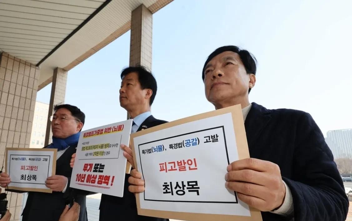 韩国代总统崔相穆因任命法官问题与在野党僵持不下，遭到在野党弹劾和违宪调查。在野党