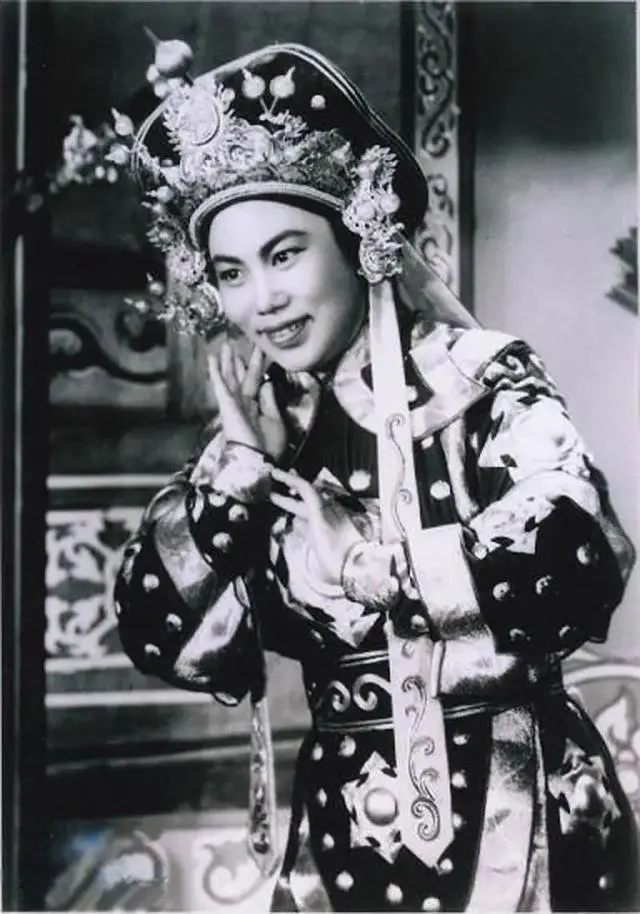 1951年，常香玉突然开始变卖家中的首饰，随后又开始卖车！不明所以的丈夫急得大喊