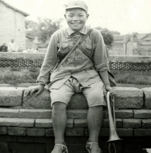 1942年，16岁的小八路宋双来，送完鸡毛信返回时，和几十名骑着高头大马的日伪军