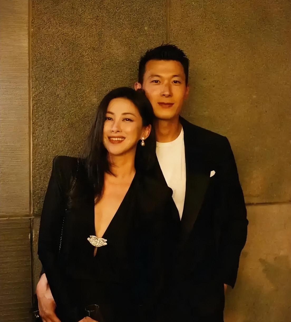 朱珠携老公与好友欢乐聚会！绿裙配卷发美出圈，黄渤惊喜现身
朱珠真是越品越有韵味，