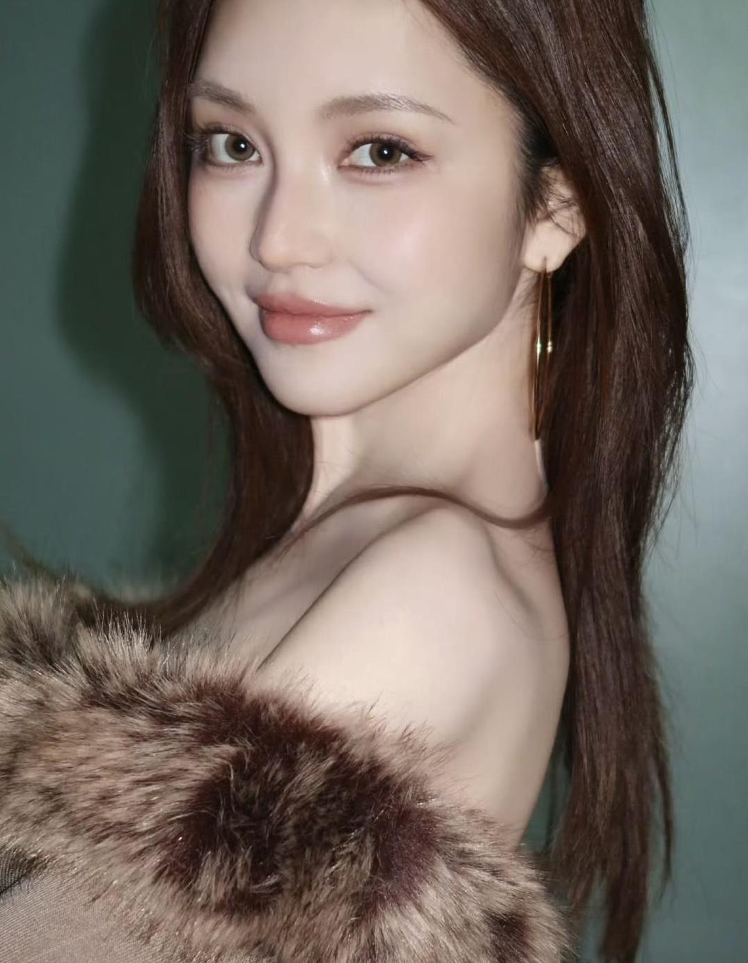 #万能生活指南# 周扬青的美商真的挺可以的，看不太出来有科技感，图一看起来特别像