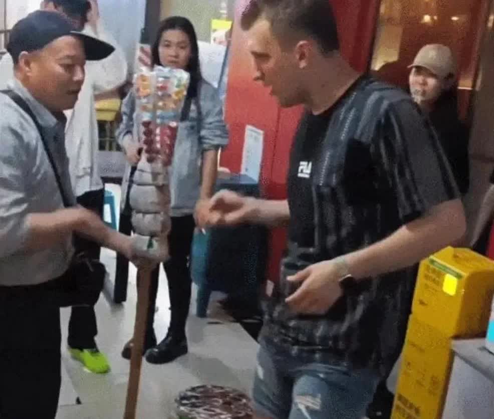 成都荷花池再掀起世运会运动员购物高潮
在荷花池，天还未亮，就有运动员打着手电或