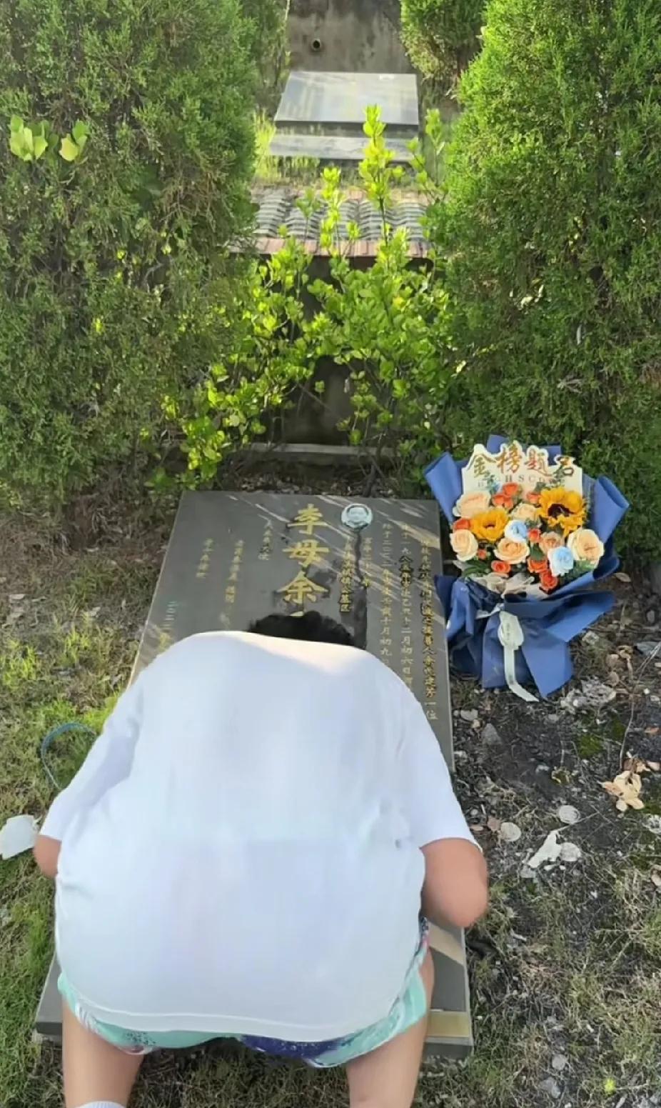 高考结束后，男孩第一时间捧着鲜花，去了心中一直思念的地方，男孩的一句话，让人听着