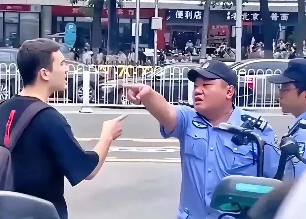 “在东方大国，就得守东方大国的规矩！”  5月21日，天安门广场发生的一件小事，